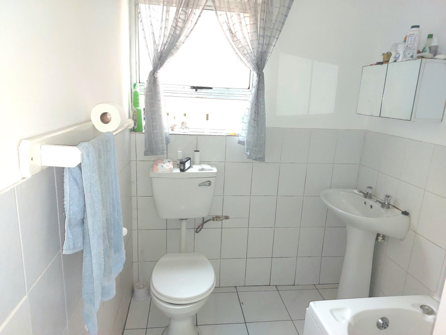 2 Bedroom Property for Sale in Oakglen Western Cape